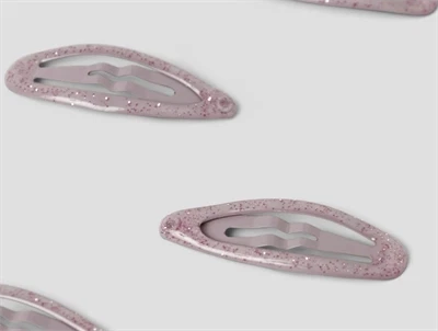 Detalje af lilla glimmer hårspænder fra Name It i keepsake lilac