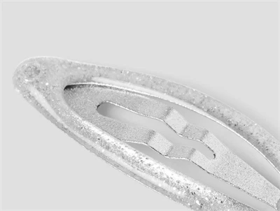 Detalje af sølv glimmer hårspænder fra Name It