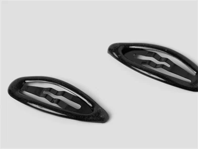 Detalje af sorte glimmer hårspænder fra Name It