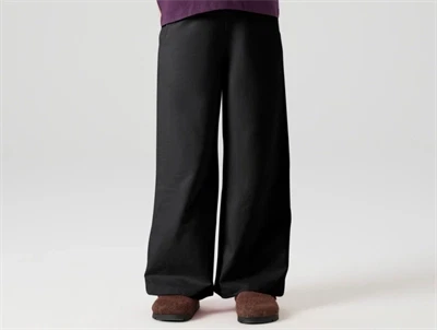 Name It sweatpants i sort med wide leg pasform på model