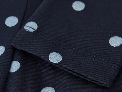 Detaljebillede af mørkeblå Name It MINI leggings med glimmerprint