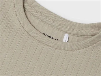 Ribbet langærmet top i beige fra Name It