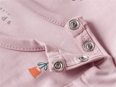 name it baby body i lyserød burnished lilac med blomsterprint