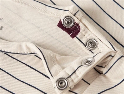 name it baby body i råhvid summer sand med striber og hjerteprint