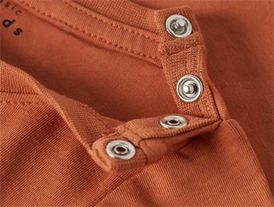 name it baby body i rustfarvet autumn leaf med planetprint