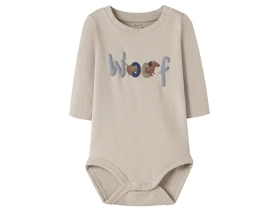 name it baby body i beige island fossil med hundeprint
