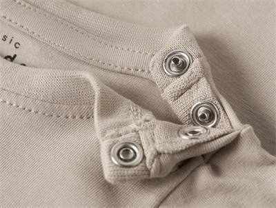 name it baby body i beige island fossil med hundeprint