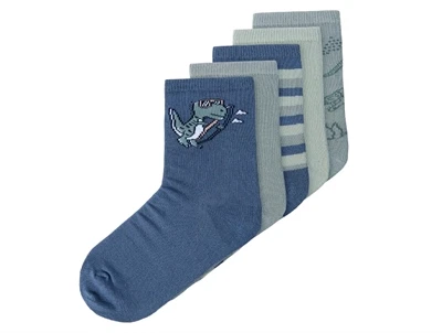 sokker fra Name It i blå og grønne nuancer med dinosaurmotiv