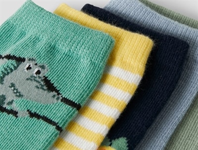 Detalje af bløde Name It strømper med dinosaurmotiv i 5-pak