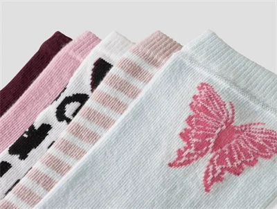 Name It strømper med sommerfugl motiv i lyse farver