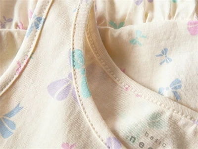 nærbillede af sløjfeprint på Name It kjole i buttercream