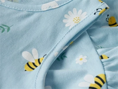 Nærbillede af Name It kjole i cool blue med print af bier og blomster