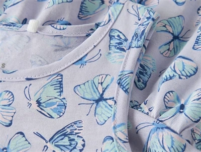 ærmeløs kjole med sommerfugleprint fra Name It i lilla nuance nærbillede