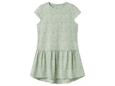 name it kjole i grøn med blomsterprint og korte ærmer, set forfra