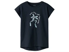 name it t-shirt i mørkeblå med sløjfetryk, set forfra