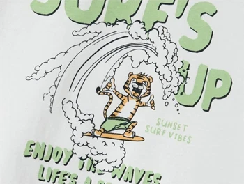 Name It t-shirt i hvid med tiger-print og grøn tekst Name It t-shirt med tiger på surfbræt og teksten SURF\'S UP