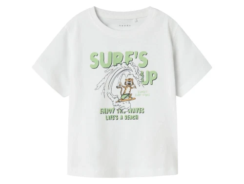 Name It t-shirt i hvid med tiger-print og grøn tekst Name It t-shirt med tiger på surfbræt og teksten SURF\'S UP