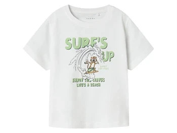 Name It t-shirt i hvid med tiger-print og grøn tekst Name It t-shirt med tiger på surfbræt og teksten SURF'S UP