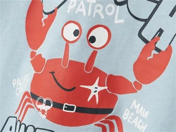 t-shirt fra Name It i lyseblå med krabbe-print- nærbillede