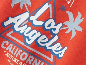 detalje af LA-print på paprika t-shirt fra Name It