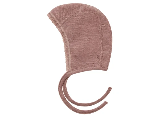 Detalje af Name It babyhue i antler merinould med hulmønster