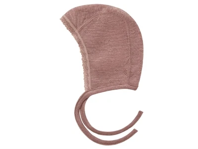 Detalje af Name It babyhue i antler merinould med hulmønster