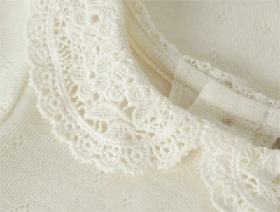 Detaljebillede af Name It body i snow white med blondekrave og hulmønster