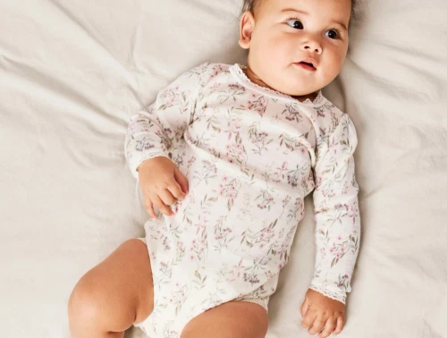 Baby iført Name It body i snow white flowers med blomsterprint