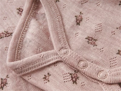 Detalje af Name It uld body i shadow gray med trykknapper