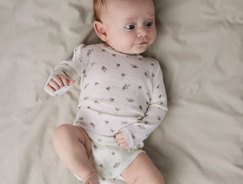 Name It uld body i snow white med små blomster og blondekant model