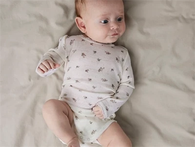 Name It uld body i snow white med små blomster og blondekant model