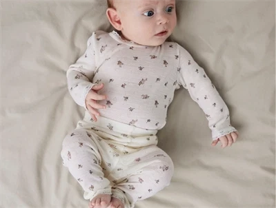 Name It leggings i snow white merinould med blomsterprint på baby