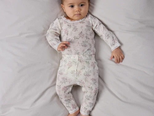 Baby iført Name It leggings i snow white med blomsterprint
