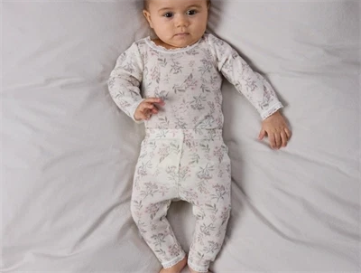 Baby iført Name It leggings i snow white med blomsterprint