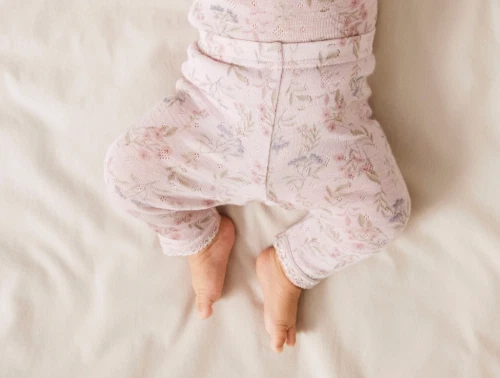 Baby iført Name It leggings i violet ice med blomsterprint