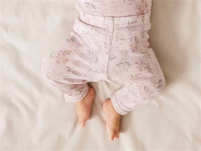 Baby iført Name It leggings i violet ice med blomsterprint