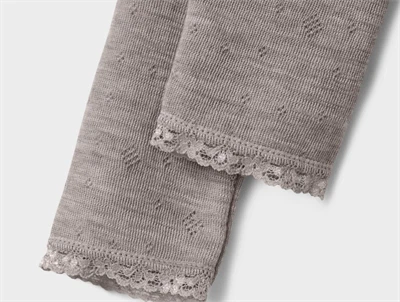 Name It leggings i grå nuance satellite i merinould med blondekant og hulmønster detalje