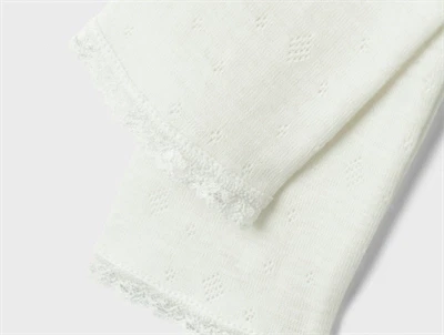 Name It leggings i snow white merinould med hulmønster detalje af blondekant