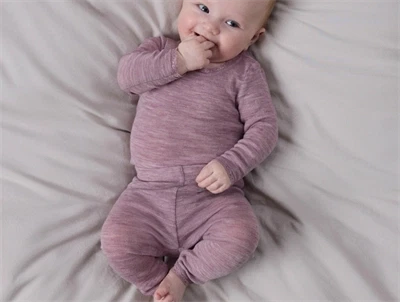 Baby iført Name It leggings i toadstool i merinould
