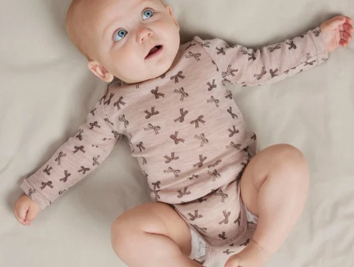 Baby iført Name It uld body i shadow gray med sløjfeprint