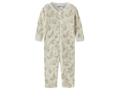Baby iført Name It natdragt i snow white med blomsterprint