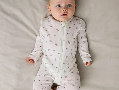 Baby iført Name It uld natdragt i snow white med blomsterprint