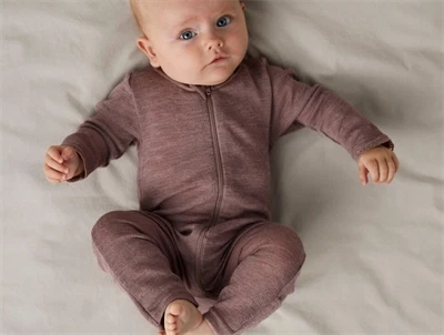 Baby iført Name It uld natdragt i antler merinould