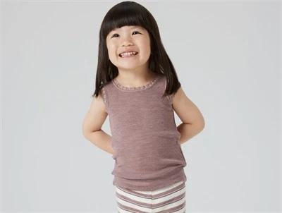 Barn iført Name It uld undertrøje i antler merinould