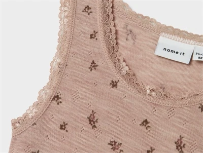 Detalje af Name It uld undertrøje i shadow gray med blondekant