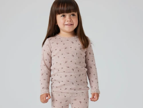 Barn iført Name It uld bluse i shadow gray med blomsterprint