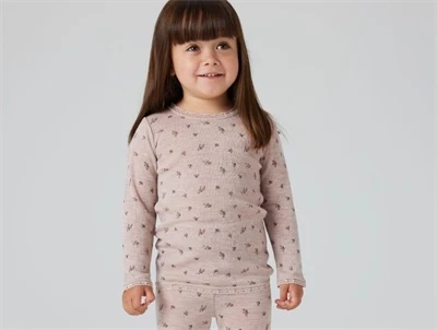 Barn iført Name It uld bluse i shadow gray med blomsterprint