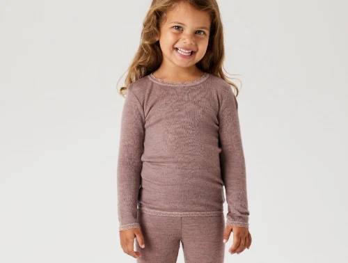 Barn iført Name It uld bluse i antler merinould