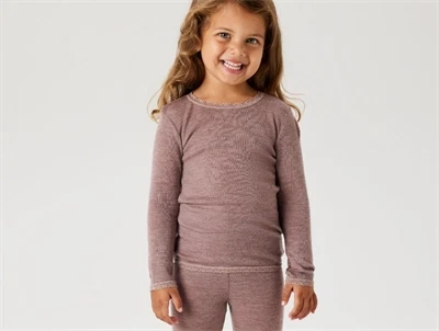 Barn iført Name It uld bluse i antler merinould