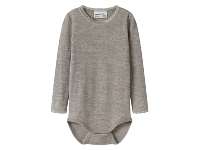 Name It uld body i satellite merinould med hulmønster og blondekant